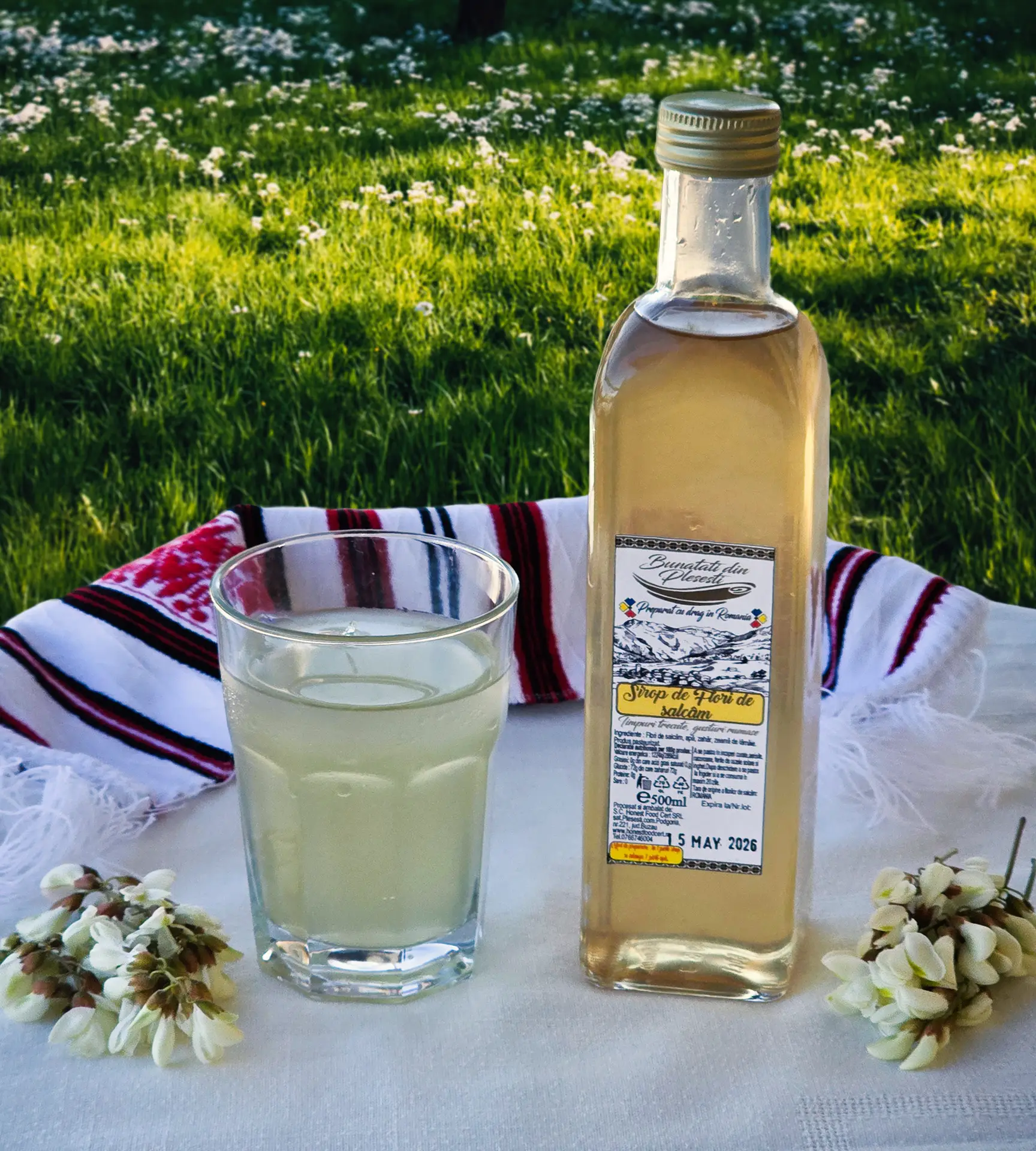 Sirop natural din flori de salcâm pe masă rustică